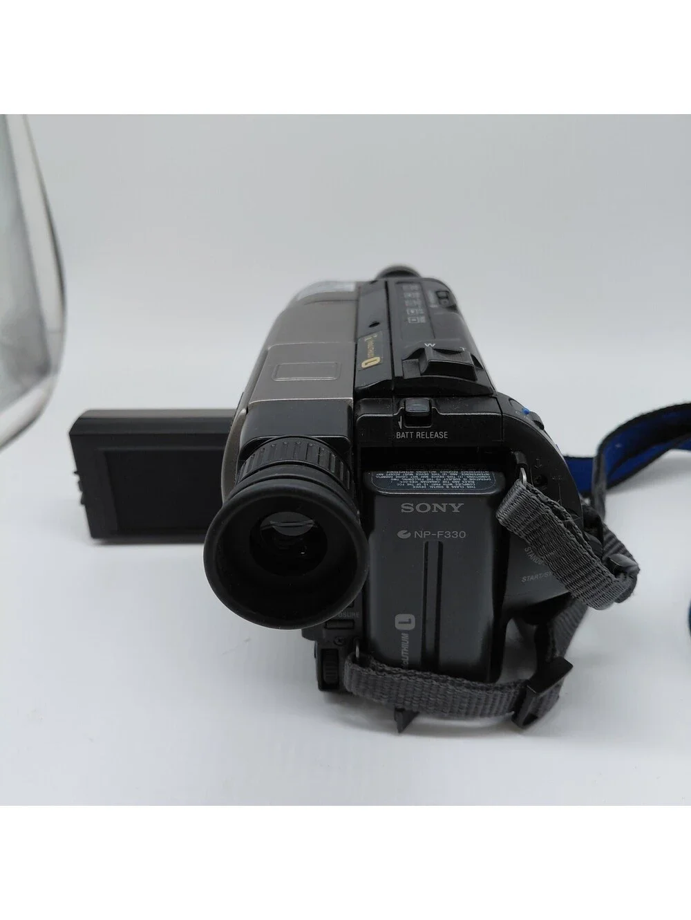 Sony CCD-TRV36 Hi8 Handycam Camcorder Tested Works Charger Battery Case Bundle